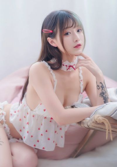 带珍珠耳环的少女